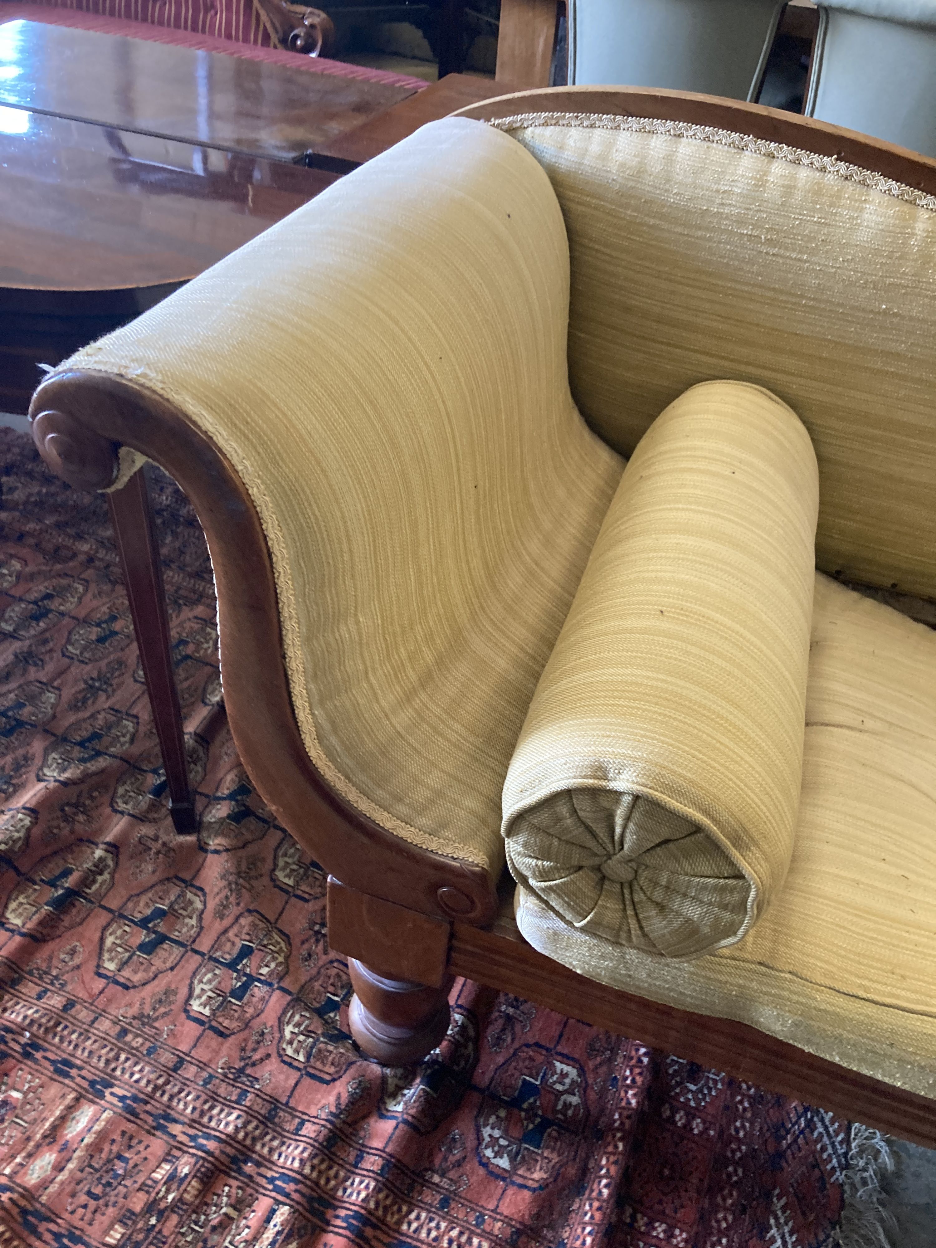 A Victorian walnut chaise longue, length 170cm, depth 64cm, height 86cm